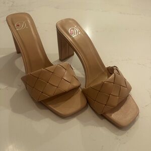 Heart in D, women’s size 7.5, 3.5” heel.  Never worn.